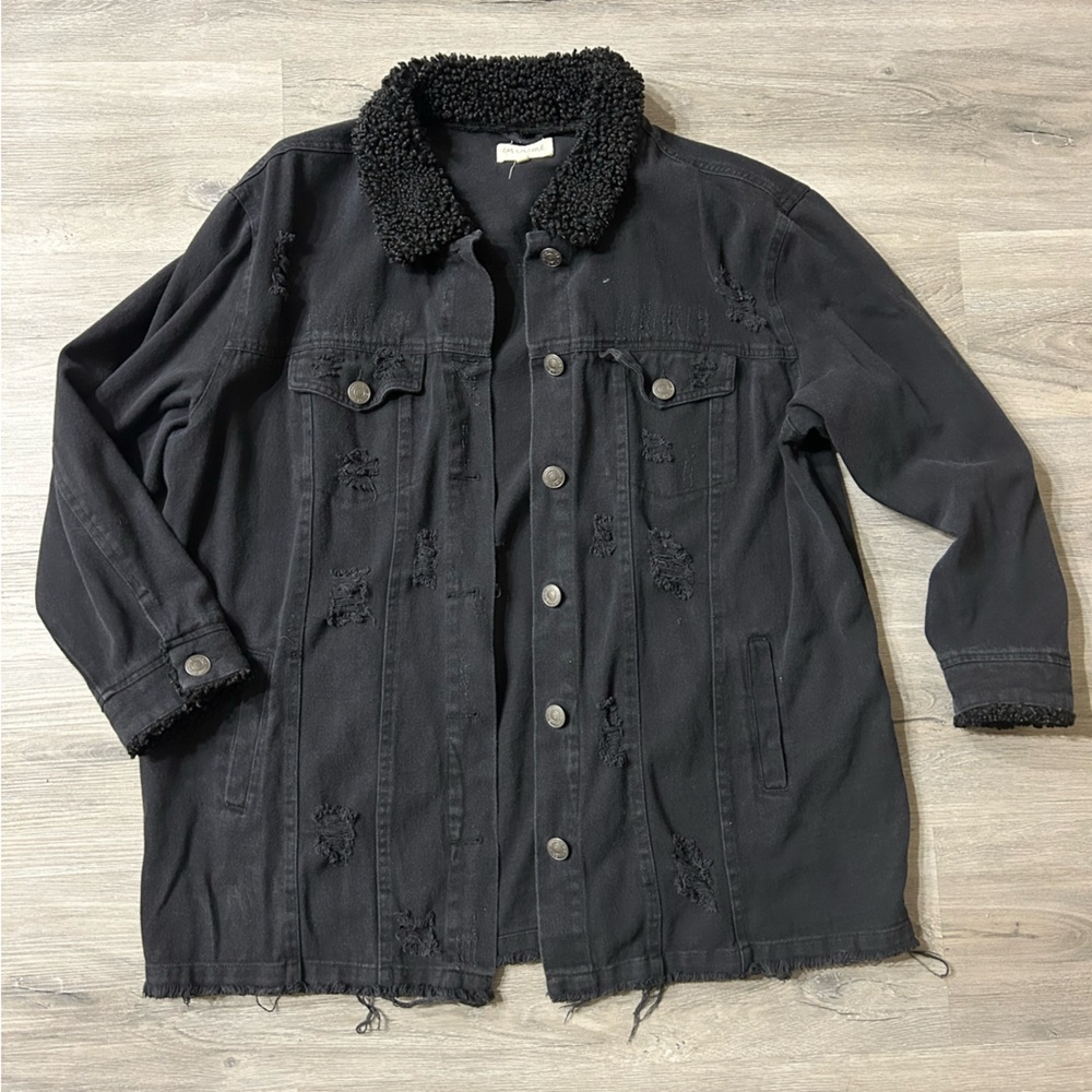 En Crème Women’s Black Distressed Denim Jacket with Sherpa Collar in Size Medium